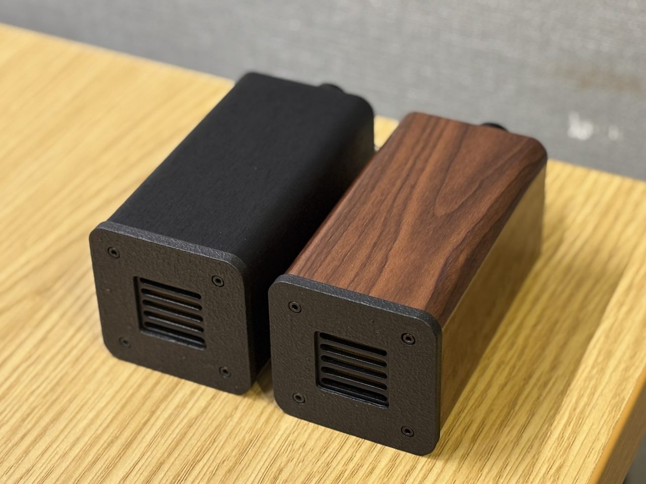 AMT-TP3 を斜め前から見た外観（黒仕上げ・木目仕上げ）